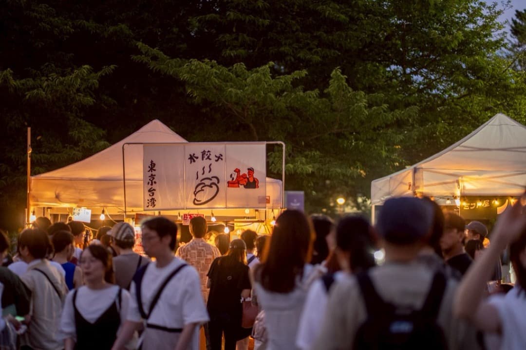 マーケットエリアの夜市・屋台の賑わい(東京台湾 水餃子など)